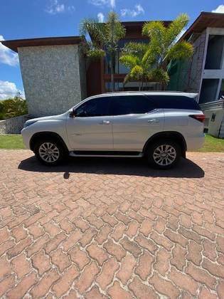 TOYOTA HILUX SW4 2.8 D-4D TURBO DIESEL SRX 7L 4X4 AUTOMÁTICO